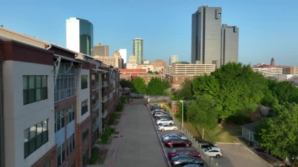 Fort Worth Texas Skyline Residential Apartment Building Car Parking Aerial — Vídeo de stock