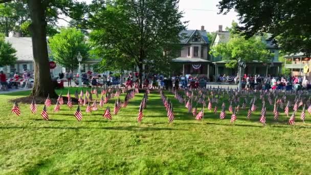 American Flags Decorate Lawn Small Town America Usa Pride Honor — Stockvideo