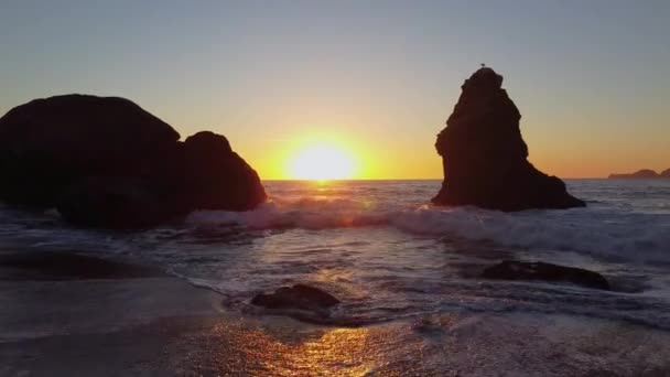 Waves Crashing Rocky Beach Shoreline Beautiful Golden Sun Sets Horizon — Vídeos de Stock