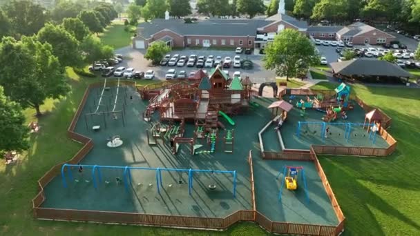 Luchtbaan Van Grote Nieuwe Buitenspeeltuin Kinderen Spelen Schommels Uitrusting Gouden — Stockvideo