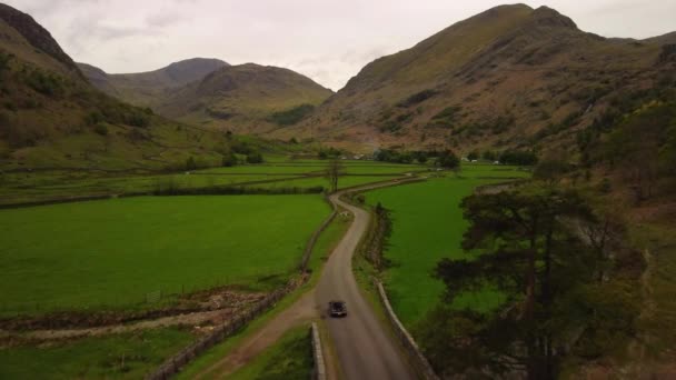 Car Driving Road Converging England Mountains Overcast Day — ストック動画