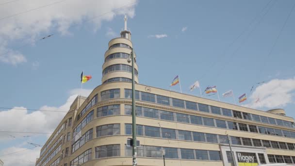 Вид Здание Флага Флагами Площади Эжен Флаге Коммуне Иксель Брюсселе — стоковое видео