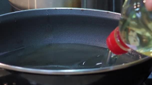 Macro Close Static Shot Oil Being Poured Frying Pan — Wideo stockowe