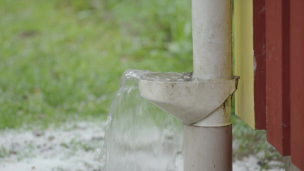 Closeup Gutter Downpipe House Overflowing Heavy Rainfall — Vídeo de stock