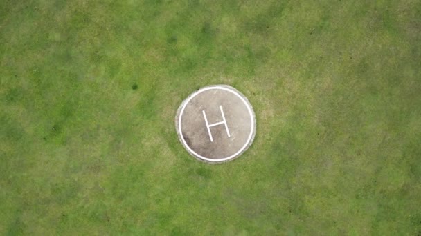 Aerial Drone Top View Helipad Surrounded Green Grass Tham Pla — Vídeo de Stock