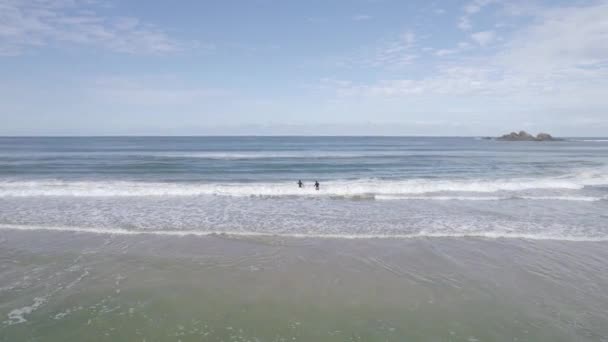 Tourists Walking Sea Opposing Foamy Waves Byron Bay New South — Stockvideo