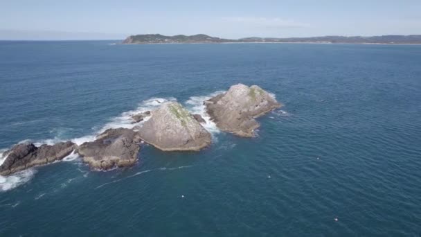 Sea Waves Crashing Rocky Outcrops Midst Julian Rocks Nguthungulli Nature — Stockvideo