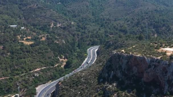 Автомобили Путешествующие Шоссе Которое Проходит Через Горы Направлении Никосии Кипр — стоковое видео