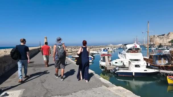 Pessoas Andando Pelo Porto Paphos Admirando Todos Diferentes Tipos Barcos — Vídeo de Stock