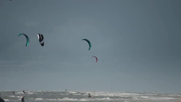Kite Surfers Romo Island Denmark Slow Motion Pan Follow — Stockvideo