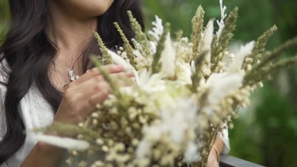 Novia Sosteniendo Ramo Novia — Vídeos de Stock