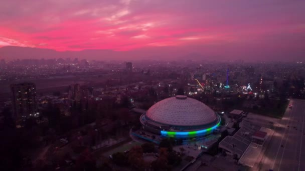 Эпический Воздушный Вид Стадион Movistar Arena Потрясающим Розовым Небом Закате — стоковое видео