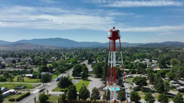 Orbiting Drone Shot Tall Water Tower Middle Class America — Vídeo de Stock