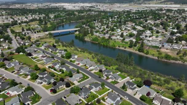 Orbiting Aerial Shot Neighborhoods Spokane River Banks — 비디오