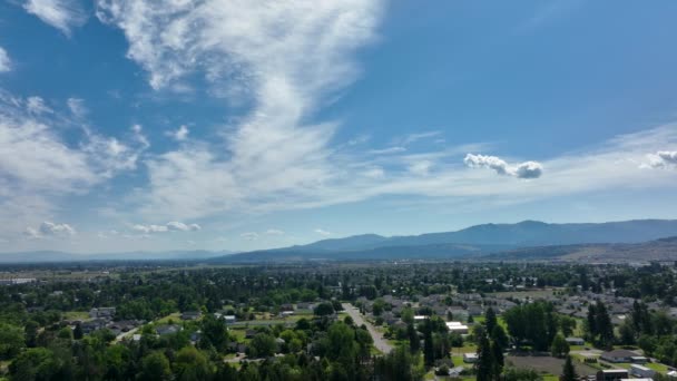 Wide Drone Shot Expansive Spokane Neighborhoods Bright Blue Sky Wispy — ストック動画