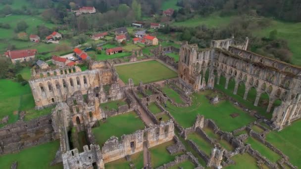 Tourists Historical Ruins Rievaulx Abbey Helmsley North York Moors National — Vídeo de stock