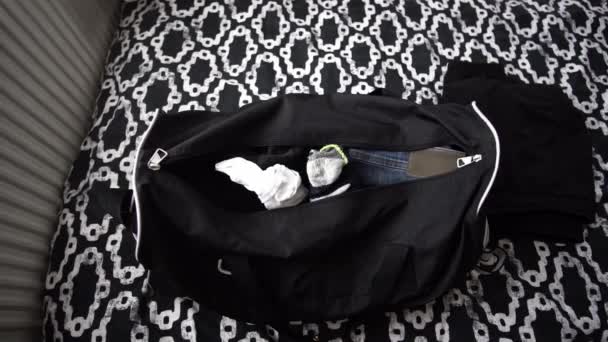 Упакованная Сумка Путешествий Кровати Носками Готовыми Идти — стоковое видео