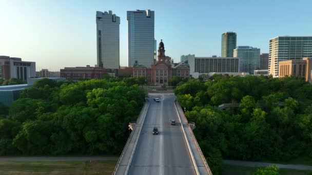 Pull Back Aerial Reveal Bridge Crossing River Fort Worth Texas — Stockvideo