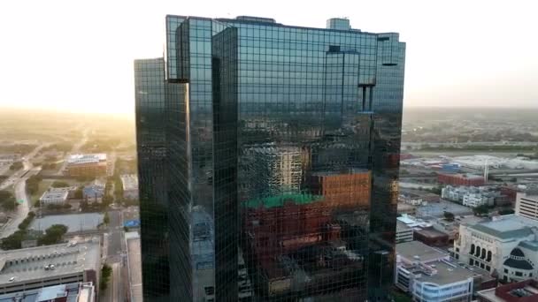 Panorama Shot Two Tall Skyscrapers Downtown Fort Worth Black Reflective — ストック動画