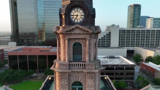 Slow Aerial Rising Shot Stately Large Courthouse Tall Buildings Downtown — Stockvideo