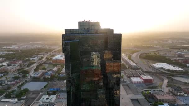 Aerial Pull Back Glass Skyscraper Reveals Beautiful Cityscape Downtown City — Stockvideo