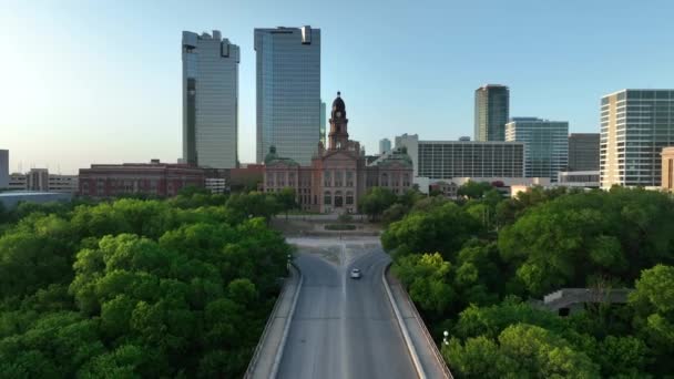 Aerial Push Straight Road Old Large Courthouse Light Traffic Building — 비디오