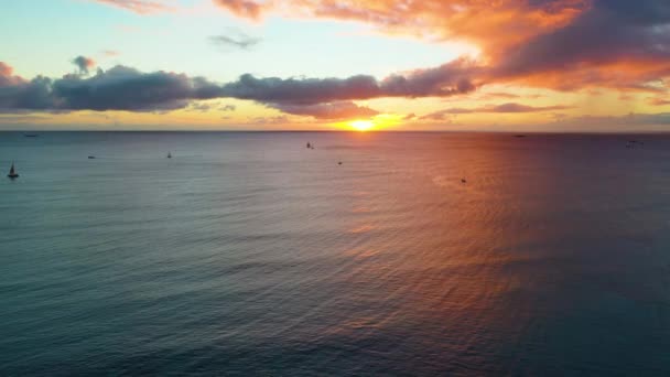 Travel Destination Waikiki Beach Sunset Honolulu Hawaii Boats Sailing Tourists — Stock video