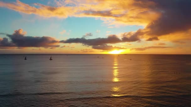 Gorgeous Hawaiin Sunset Waikiki Beach Honolulu Hawaii Sailboats Traveling Waves — Stock videók