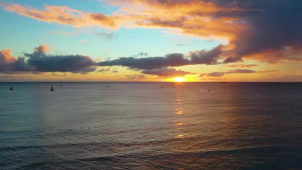 Гавайский Восход Солнца Над Лодками Дрейфующими Разноцветном Море Пляже Неар — стоковое видео