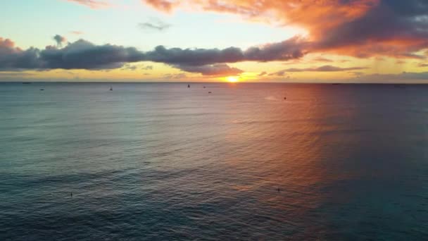 Aerial Drone Reveal Picturesque Hawaiin Ocean Sunrise Waikiki Beach Honolulu — Vídeo de Stock
