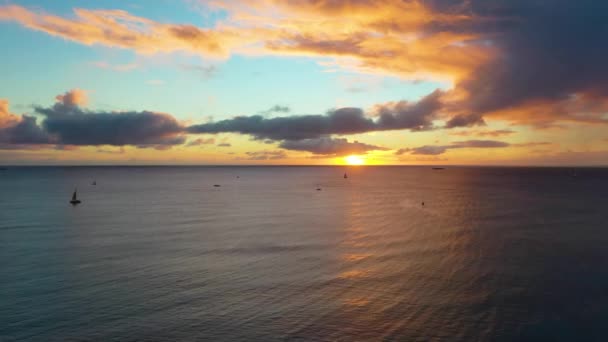 Drone View Hawaiin Ocean Sunrise Boats Sailing Waikiki Beach Honolulu — Stock videók