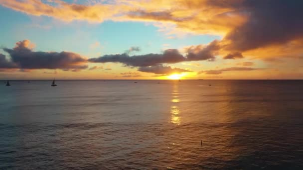 Drone Reveal Beautiful Hawaiin Ocean Sunrise Boats Sailing Waikiki Beach — Stock videók