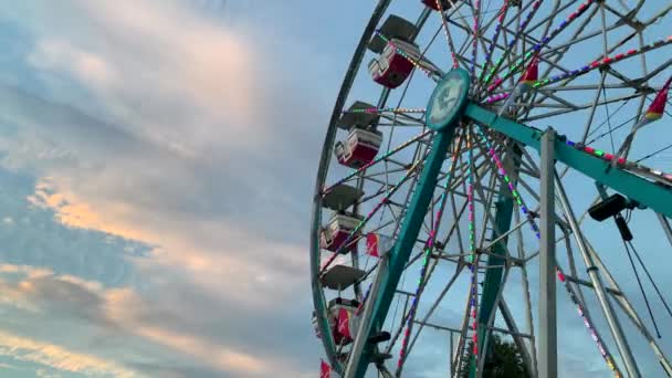 Ferris Wheel Spinning Partly Cloudy Sky Early Evening Ouside — Video Stock