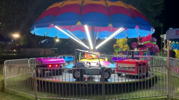 Kids Cars Carnival Ride Brightly Lit Night — Vídeo de Stock