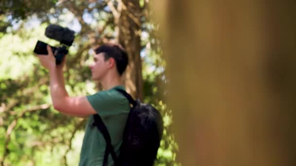 Créateur Contenu Numérique Avec Caméra Professionnelle Sans Miroir Microphone Filmant — Video