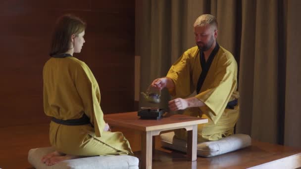 在吃午饭之前 一对情侣交叉着手互相打招呼 日本式酒店 — 图库视频影像