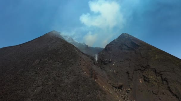 Βουνό Etna Περιστρεφόμενο Drone Καπνό Ατμό Που Βγαίνει Από Ενεργό — Αρχείο Βίντεο