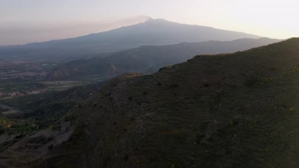 Tilting Drone Shot Hillside Homes Castelmola Sicily Italy Volcano Distance — 비디오