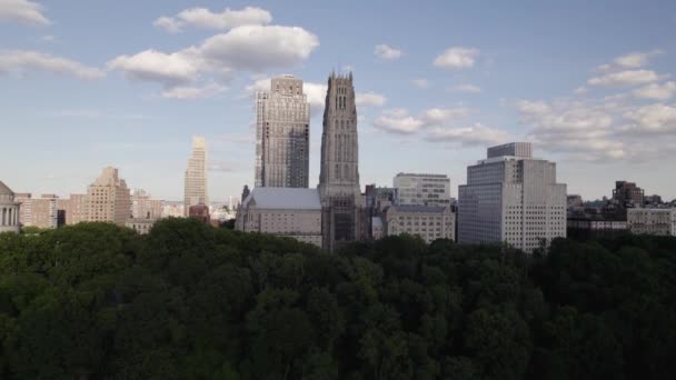 Aerial View Front Riverside Church Summer Nyc Usa Ascending Tilt — Stockvideo