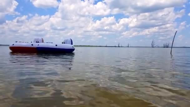 Float Tubes Lake Cloudy Day Mid Shot — Vídeo de Stock