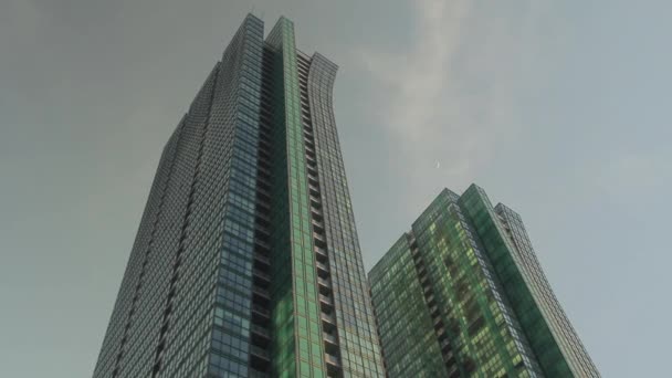 Looking Fun Colored Tall Buildings Front Grayish Sky Late Afternoon — Vídeo de stock