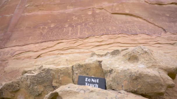 Tittar Upp Petroglyfer Från Ancestral Puebloan Mesa Verde Nationalpark Handhållen — Stockvideo