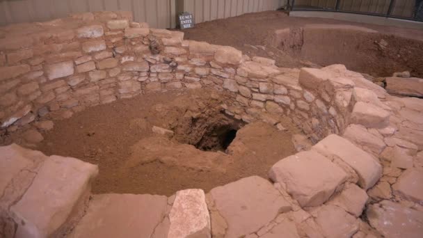 Looking Ancestral Puebloan Pithouse Mesa Verde National Park Handheld — Stockvideo