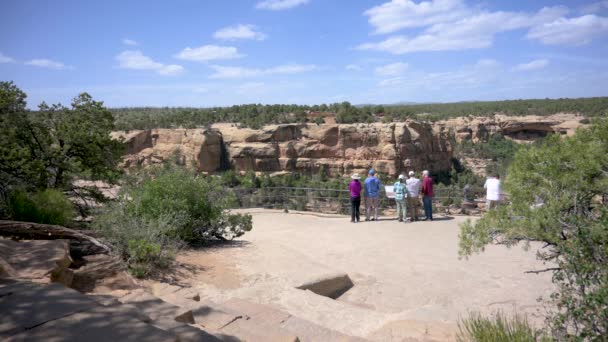 Families Standing Sun Point Overlook Looking Cliff Dwellings Mesa Verde — Stockvideo