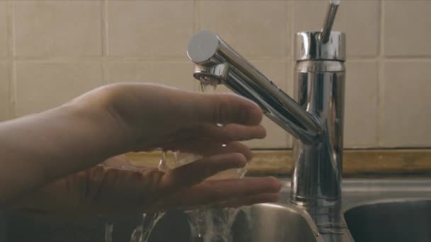Eine Person Öffnet Das Leitungswasser Einer Spüle Der Küche Und — Stockvideo