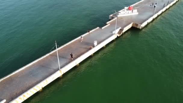 Fisherman Drone Shot Walking Pier Green Sea Ocean Horizon Chicxulub — Vídeo de stock