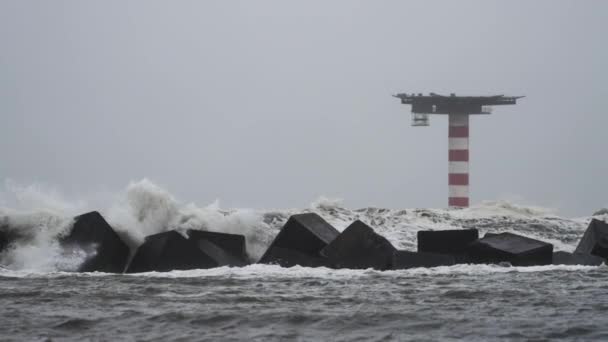 Stationary Footage Huge Waves Water Due Extremely Bad Weather While — ストック動画