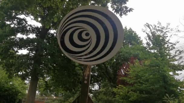Spinning Spiral Optical Illusion Wooden Pole Park — Stockvideo