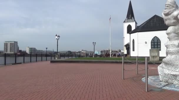 Panning Shot Norwegian Church Scott Monument Cardiff Bay — Αρχείο Βίντεο