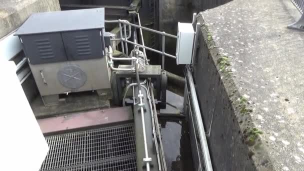 Ram Closing Doors Cardiff Bay Barrage Lock — Video Stock